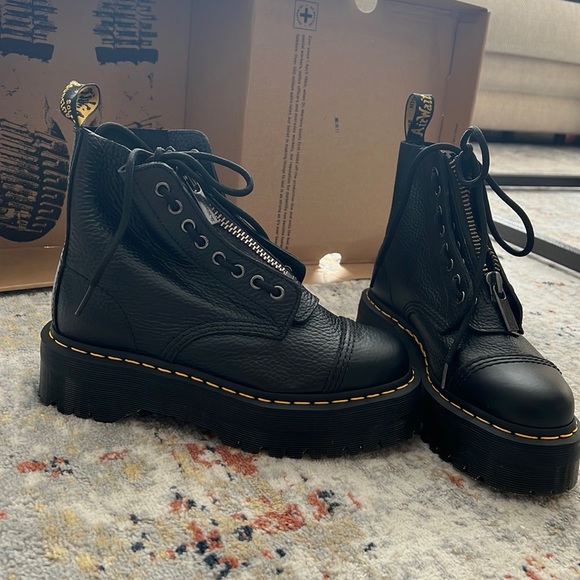 Dr. Martens Shoes - Dr. Martens womens SINCLAIR Black US 8